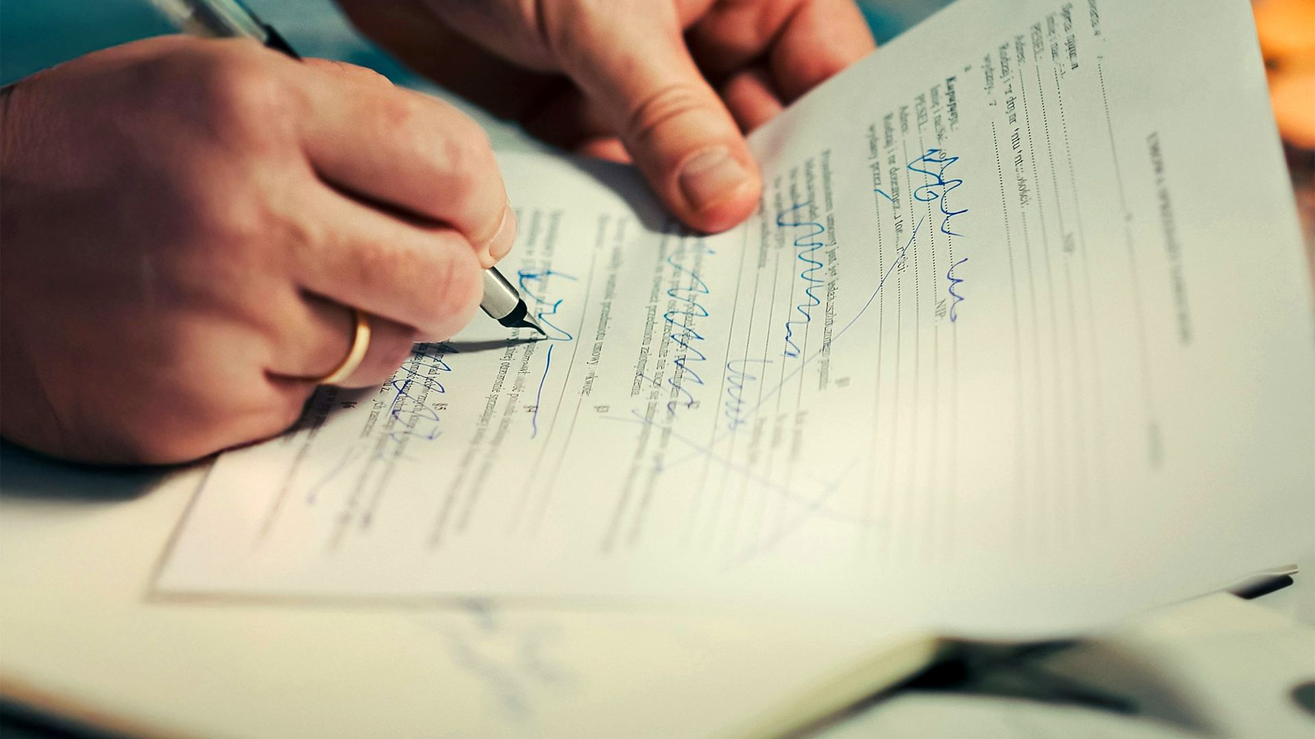 Signature d'un dossier de carte grise avec un client professionnel